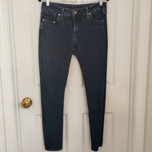 Silver Jeans Mid Rise Dark Wash Slim Skinny leg, curvy butt